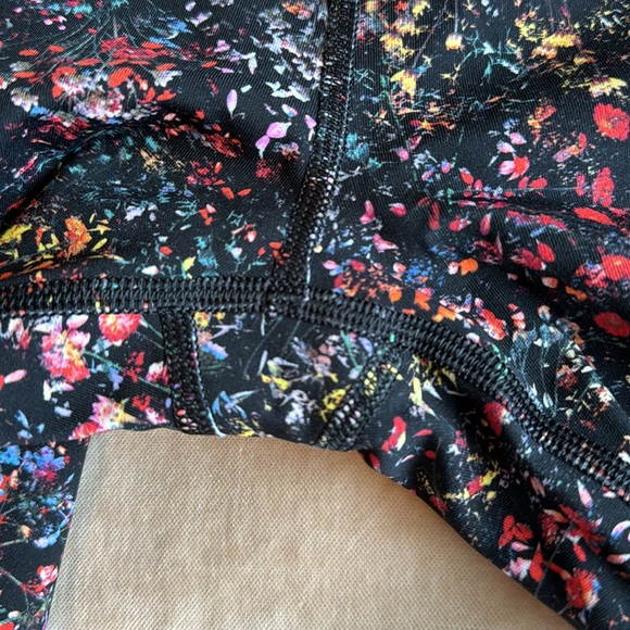 Lululemon workout Leggings size 4 - Picture 2 of 6